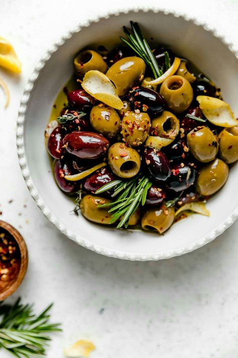 Greek Olive Recipes, Italian Canapes, Marinated Olives Recipe, Italian Tapas, Olives Recipes, Easy Holiday Snacks, Italian Snacks, Marinated Olives, Italian Olives