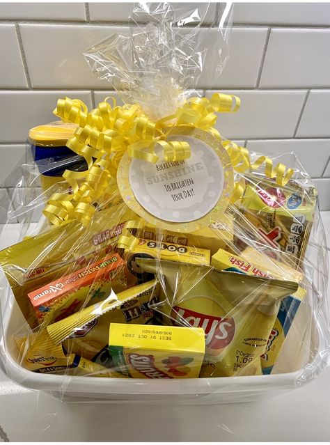 Color Party Basket Ideas Brown, Color Party Basket Ideas, School Auction Baskets, Yellow Gifts Basket, Sunshine Basket, All Things Yellow, Teen Gift Baskets, Birthday Baskets, Basket Raffle