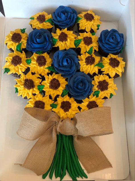 Sunflower Cookie Cake, Sunflower Cake Ideas Birthday, Blue Rose Cupcakes, Sunflower Cupcake Cake, Grandmother Birthday Cake, Cupcake Cake Ideas, Rosé Birthday Cake, Birthday Cake Roses, Sunflower Wedding Cake