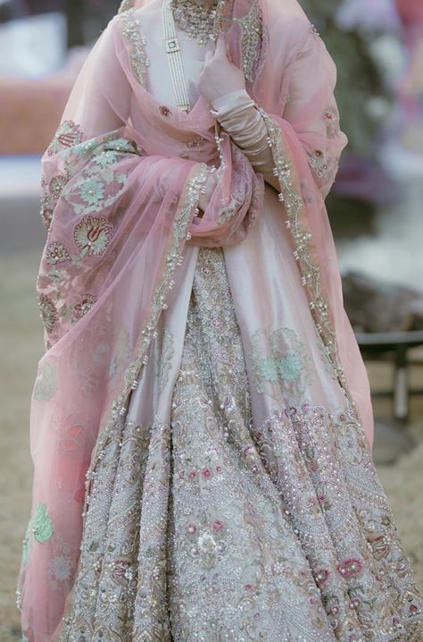 Nikkah Aesthetic, Nikkah Brides, Indie Fits, Wearable Computer, Africa Trip, Desi Wedding Dresses, Nikkah Dress, Asian Bridal Dresses, American Dress