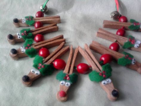 Reindeer necklaces Clothespin Reindeer, Reindeer Clothespin, Christmas Diy Kids, Christmas Clothespins, Christmas Decorations For Kids, Reindeer Ornaments, Clothes Pin Crafts, Necklace Craft, Childrens Crafts