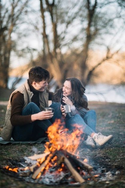 Couple sitting near campfire Free Photo Campfire Couple, Pre Wedding Photoshoot Theme, Couple Sitting, Couples Play, Cute Couples Photography, Photoshoot Themes, Christmas Photography, Walk In The Woods, Photo Couple