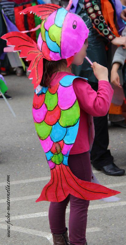 Maternelle : thème du carnaval.                                                                                                                                                      Plus Easy Fish Costume, Cardboard Fish Costume, Kids Fish Costume, Fish Costume Kids, Diy Fish Costume, Rainbow Fish Costume, Fish Costumes, Under The Sea Costumes, Sea Creature Costume