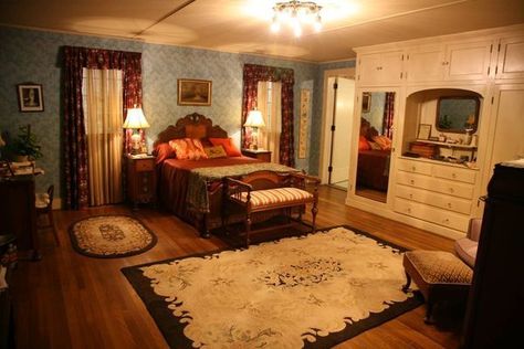 30s Bedroom, 1930s Bedroom, 1920s Bedroom, 1940s Bedroom, 1930s Home Decor, 1920s Interior, Mildred Pierce, Gorgeous Closet, 1940s Home