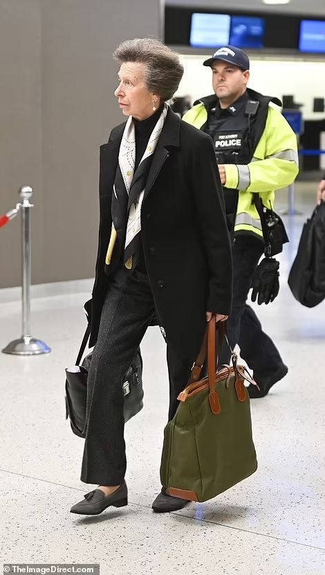 Smart Black Outfit, Prince Anne, Black Neck Scarf, Jfk Airport, British Royal Families, Royal Engagement, Crown Princess Victoria, Royal Princess, Princess Anne