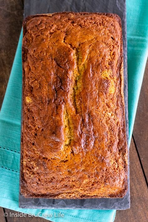 Sour Cream Banana Bread Recipe, Bread With Sour Cream, Sour Cream Banana Bread, Banana Bread Recipe Moist, Banana Dessert Recipes, Homemade Banana Bread, Sour Cream Recipes, Banana Dessert, Fall Cooking