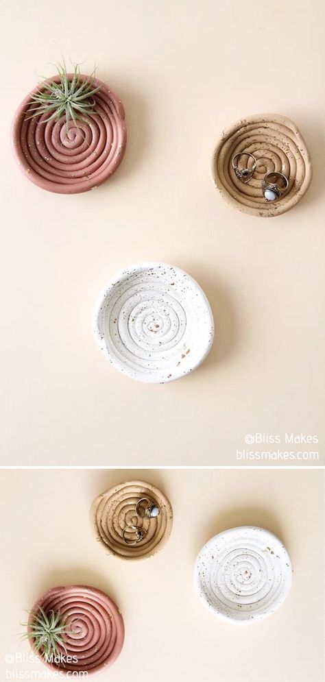 Homemade Jewelry Dish, Clay Ring Dish Diy, Polymer Clay Ring Dish, Polymer Clay Ring Holder, Easy Diy Clay Crafts, Diy Clay Ring Holder, Diy Clay Jewelry Dish, Air Dry Clay Ring Holder, Diy Clay Dish