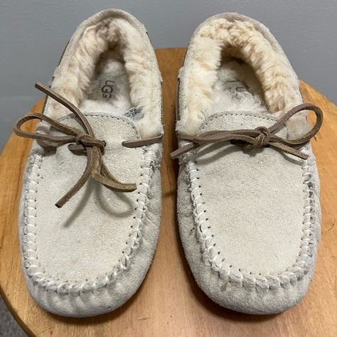 UGG Women’s Dakota slippers. Size 5; sand Ugg Women, Color Sand, Ugg Shoes, Slippers, Wool, Plus Fashion, Fashion Trends, Fashion Tips, Clothes Design