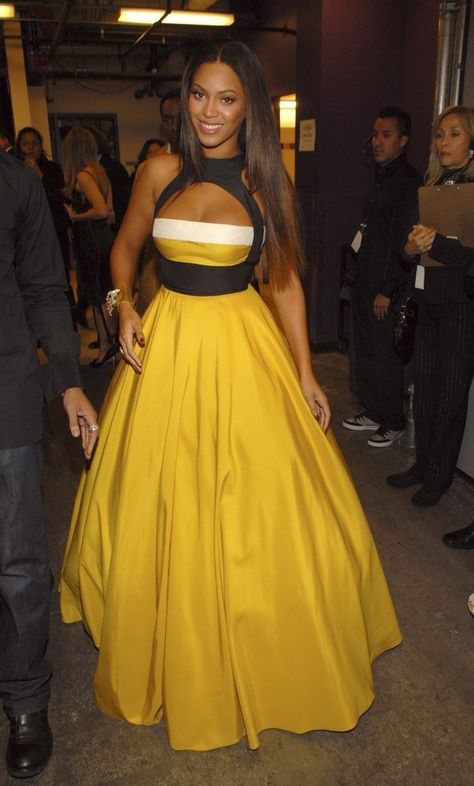 20 Times Beyonce Knowles Wore a Yellow Dress or Outfit | Glamour Beyonce Yellow, Beyonce Yellow Dress, Beyonce Style Outfits, Robes Glamour, Style Transformation, Beyonce Style, Destiny's Child, African Print Fashion, Red Carpet Dresses