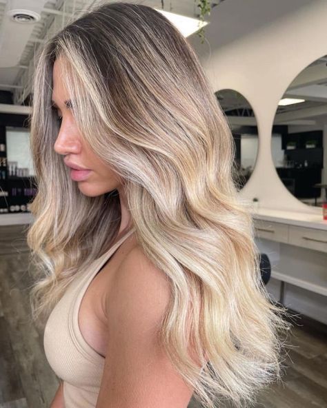 This post is about blonde hair color ideas, blonde balayage, blonde highlights, blonde ombre, hair color streaks, natural blonde hair, dark roots blonde hair, creamy blonde, pearl blonde and even more. Blonde Hair With Roots, Rambut Brunette, Summer Blonde Hair, Blond Balayage, Brunette Hair With Highlights, Dyed Blonde Hair, Balayage Blonde, Dirty Blonde Hair, Honey Blonde Hair