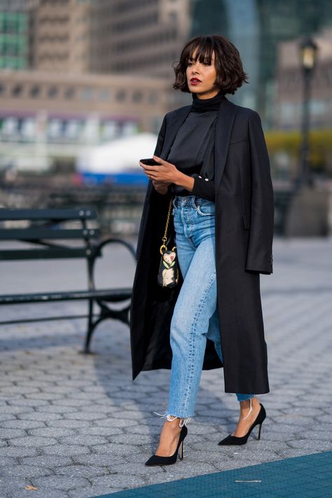 Although you likely own a handful of vintage jeans, styling them in an elevated way isn't the easiest of tasks. The next time you draw a blank when piecing together an outfit, look towards Kat Graham for a quick lesson on how to style vintage jeans… Jeans Outfit For Work, Denim On Denim, Work Jeans, Outfit Jeans, Looks Street Style, Looks Chic, Mode Inspo, 가을 패션, Denim Outfit