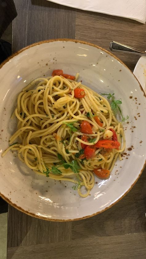 aglio olio spaghetti Spaghetti Aesthetic Instagram, Story Filters, Aglio Olio, Fav Food, Instagram Story Filters, Food Inspo, Cafe Food, Pretty Food, Farm Life