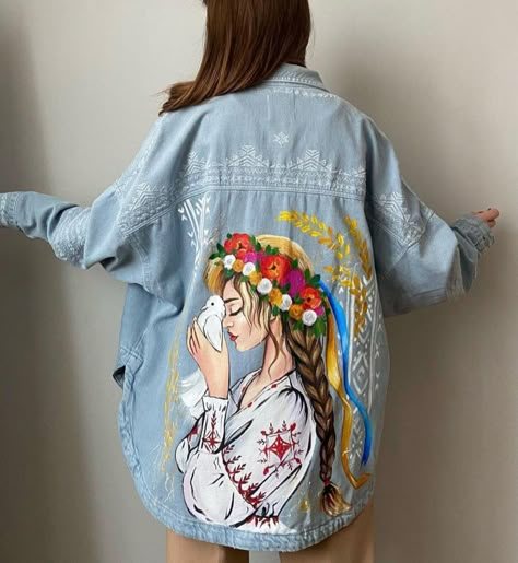 Trendy Denim Jacket, Fabric Colour Painting, Customised Denim Jacket, Custom Jean Jacket, Custom Denim Jacket, Fabric Painting On Clothes, Hand Painted Denim Jacket, Fabric Paint Designs, Paint Shirts