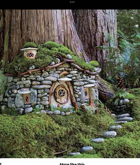 Casa Do Hobbit, Moss Gardens, Large Fairy Garden, Stump Ideas, Garden Creatures, Faerie Garden, Fairy Tree Houses, Holiday Gnomes, Fairy Ideas