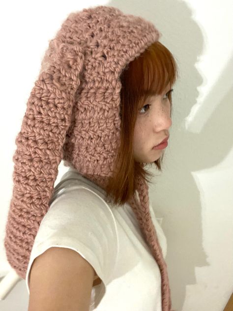 #crochet ig - j.acquelinef !!!*･゜ﾟ･*:.｡ Crochet Binnie Aesthetic, Bunny Bonnet Crochet, Crochet Hat Bunny, Bunny Hat Crochet, Crochet Bunny Hat, Bunny Bonnet, Funky Hats, Crochet Design Pattern, Crochet Clothing And Accessories