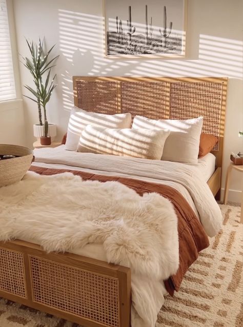 Rattan Headboard Bedroom Ideas, Tan Headboard Bedroom, Bedroom Boho Decor, Farmhouse Modern Decor, Home Decor Modern Farmhouse, Rattan Bedroom, Living Room Boho, Decor Modern Farmhouse, Earthy Bedroom