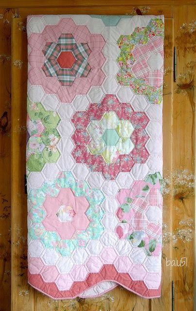 13 Grandmother's Flower Garden Quilt Patterns Epp Hexagons, Grandmothers Flower Garden Quilt, Grandmothers Flower Garden, Hexagon Quilts, Flower Garden Quilt, Hexie Quilt, English Paper Piecing Quilts, Pretty Quilt, Garden Quilt