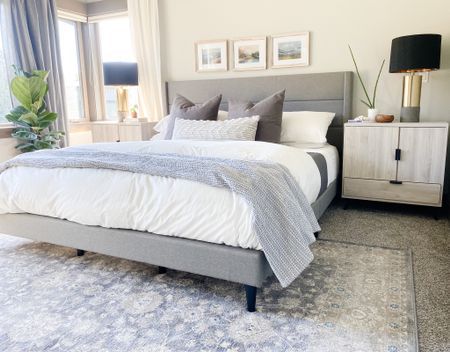 Bedroom With Grey Headboard, Gray Bed Frame Bedroom Ideas, Upholstered Bed Decor, Grey Bed Frame Bedroom Ideas, Aesthetic Home Interior, Cozy Grey Bedroom, Grey Headboard Bedroom, Gray Upholstered Bed, Grey Carpet Bedroom