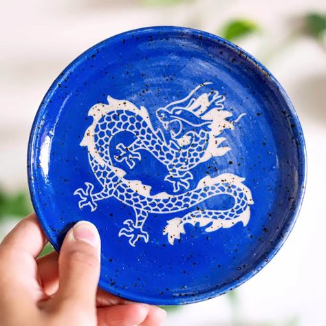 Did you know you can use screen printing for ceramics? I've been refining this technique on and off over the past year and feel like I'm… | Instagram Dragon Pottery Painting, Painting Dragon, Dragon Plate, Spray Booth, Clay Ceramics, Digital Art Tutorial, Pottery Painting, Ceramic Painting, The Thing