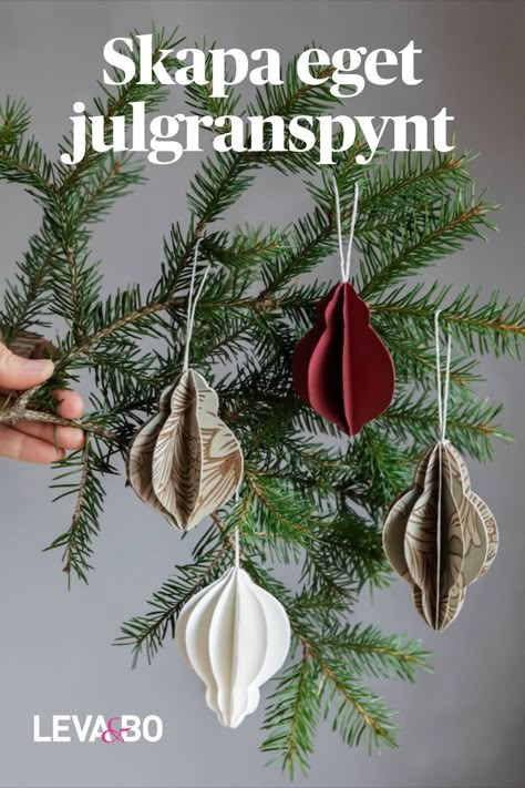 Julpyssla med papper, naturmaterial och återbruk – här har vi samlat massor av snygga och enkla julpyssel som du kan göra hemma! Kransar av gröna kvistar och pepparkakor, julgranshängen av nötter och papper och girlanger av apelsiner och äpplen. Det finaste julpyntet gör du själv! #julpyssel #diy #julgranspynt #julpynt #papper #julgranshänge Rustik Jul Diy, Vika Papper Jul, Snöflingor I Papper, Jul Diy, Merry Little Christmas, Scandinavian Christmas, Christmas Love, Christmas Deco, Christmas Inspiration