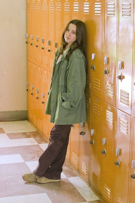 Lindsey Weir- Freaks and Geeks. 90's style. Big military jacket over striped shirt and boot cut pants. Lindsay Weir, Linda Cardellini, Freaks And Geeks, Nylon Magazine, Paris Couture, Fashion Week 2018, Empower Yourself, Stars Then And Now, Tv Characters