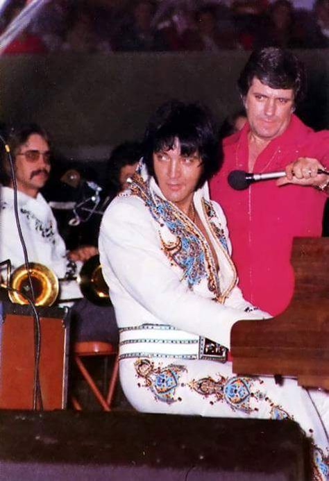 Charlie holding the microphone for Elvis Elvis Presley Concerts, Elvis Jumpsuits, Elvis In Concert, Unchained Melody, King Of Music, Elvis Presley Photos, Honey Bunny, Priscilla Presley, Most Handsome Men