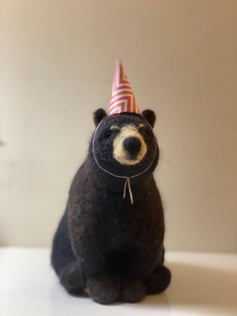 Needle Felted Black Bear, Bear Needle Felt, Needle Felt Creatures, Needle Felted Toys, Wool Felted Animals, Needle Felt Sculpture, Needle Felt Bear, Needle Felted Characters, Needle Felted Bear