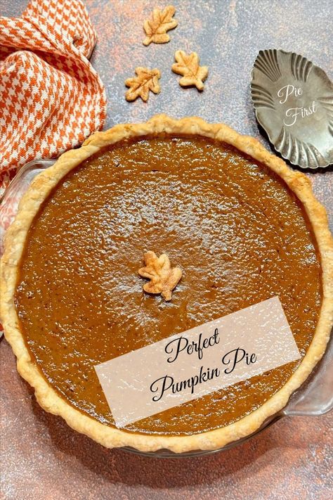 A whole pumpkin pie with a leaf shaped pie crust pastry on top. Pumpkin Pie Crust, Thanksgiving Dessert Table, My Country Table, Perfect Pumpkin Pie, Thanksgiving Desserts Table, Fun Thanksgiving Desserts, Homemade Pie Crust, Best Pumpkin Pie, Sweet Potato And Apple