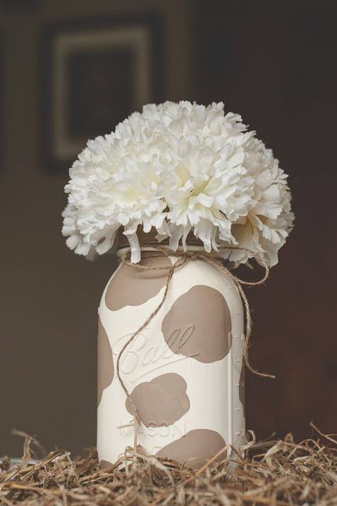 Western Mason Jars, Diy Country Crafts, Cow Diy Crafts, Diy Cow Decor, Country Diy Decor, Cow Print Mason Jars, Diy Country Decor, Mason Jar Painting Ideas, Painted Mason Jars Diy