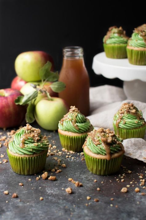 Apple Cider Cupcakes, Caramel Apple Cider, Apple Caramel, Apple Cupcakes, Unique Cupcakes, Fall Cupcakes, Delish Desserts, Thanksgiving Desserts Easy, Apple Cider Caramels