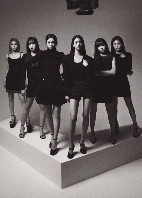 All Black Group Photoshoot, Black And White Group Photoshoot, 6 Member Photoshoot, Ive Black And White, Group Shot Photography, Six Member Group, Group Photo Poses, Group Picture Poses, Group Photoshoot