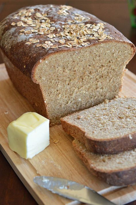 Whole Wheat Oatmeal Bread - This homemade sliced bread is a hearty bread with a hint of sweetness from the small addition of honey and molasses. I love it simply toasted with butter. Oatmeal Bread Recipe, Molasses Bread, Wheat Bread Recipe, Tasty Bread Recipe, Oatmeal Bread, Yeast Breads, Yeast Bread Recipes, Sliced Bread, Honey Oatmeal