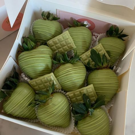 Matcha Covered Strawberries, Green Chocolate Covered Strawberries, Green Strawberries, Business Manifestation, Strawberry Ideas, Fruit Designs, Chocolate Covered Fruit, Dipped Strawberries, Green Strawberry