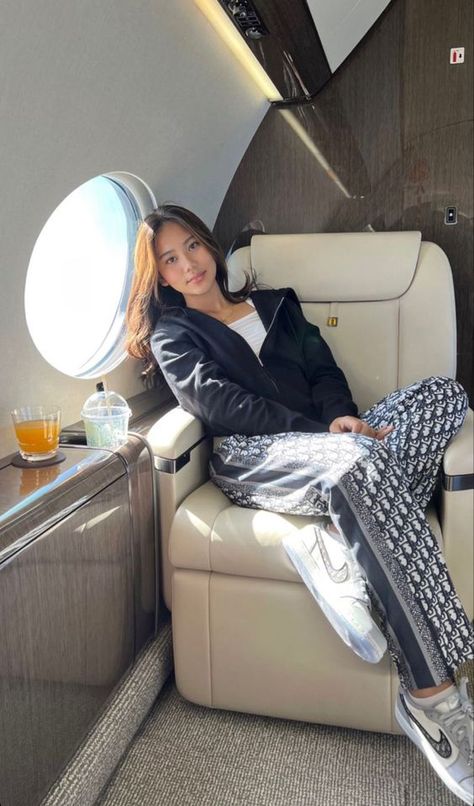 Private Jet Pics, Plane Essentials, Insta Girly, Airplane Hacks, Plane Hacks, First Class Plane, Long Haul Flight Tips, Long Haul Flight Essentials, First Class Airline