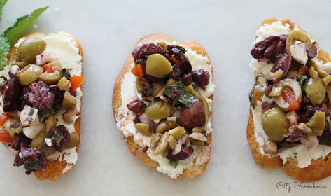 Olive Bruschetta Recipe, Bruschetta Feta, Olive Bruschetta, Goat Cheese Bruschetta, Olive Tapenade Recipe, Cheese Bruschetta, Tapenade Recipe, City Farmhouse, Fingerfood Party