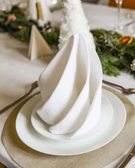 Pliage de serviette : Serviette spirale Beautiful Napkin Folding, Napkin Folding, Slow Living, Decoration Table, Marie Claire, Holidays And Events, Tablescapes, Napkin Rings, A Table