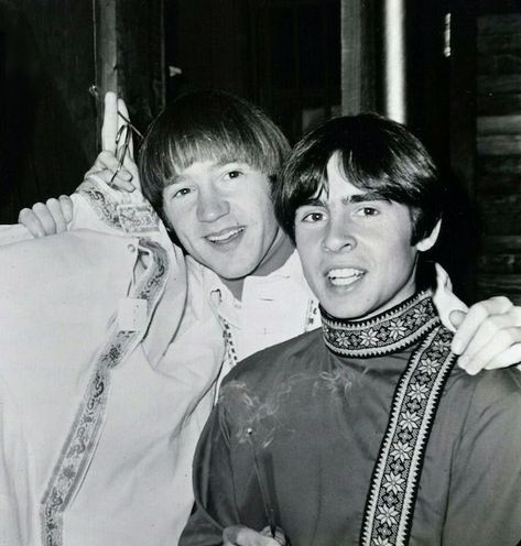 Peter Tork and Davy Jones at the grand opening of Davy's Zilch boutique in NYC, October 20, 1967. Davy Jones Monkees, Nyc October, Peter Tork, 60s Music, Davy Jones, The Monkees, October 20, 60s Fashion, Grand Opening