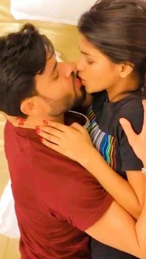 Wadon se nahi yadon se nahi #kissingvideos #oldmusic #oldsongs #old #romanticcouples #romantic #viralreels #viralvideos #viral Actress Kiss, Romantic Couple Kissing, Beautiful Night Images, Romantic Kiss, Best Kisses, Romantic Videos Couples, Video X, Cute Couples Hugging, Couple Relationship