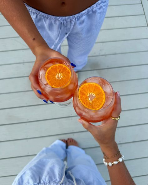 coastal new england color scheme 🍊🥂🌊 Filler Instagram Pictures, Aperol Spritz Aesthetic, Summer Holiday Aesthetic, Filler Pics, Evry Jewels, Colors Of Summer, Beach Pic, Pretty Drinks, Foto Ideas Instagram