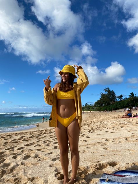 Body Positive Beach Pictures, Mid Size Beach Pictures, Petite Midsize, Swedish Summer, My Yellow, Pic Poses, Midsize Outfits, Body Outfit, Photography Posing Guide