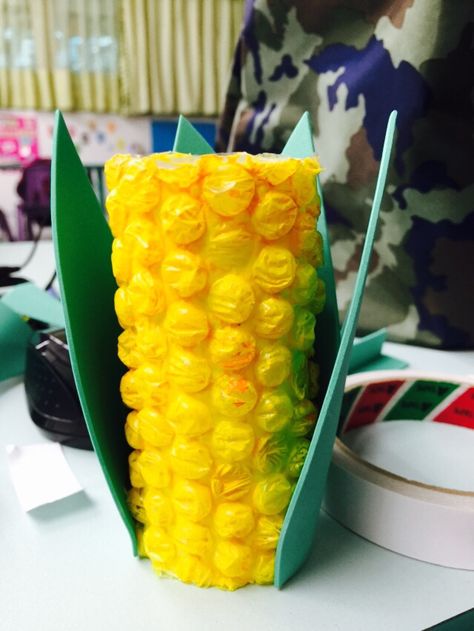 Paper Mache Vegetables Diy, Diy Paper Cornstalks, Corn Projects For Kids, Paper Mache Vegetables, Corn Diy Crafts, Corn Art And Craft, Vegetable Crafts Preschool, Corn On The Cob Craft, Corn Decorations