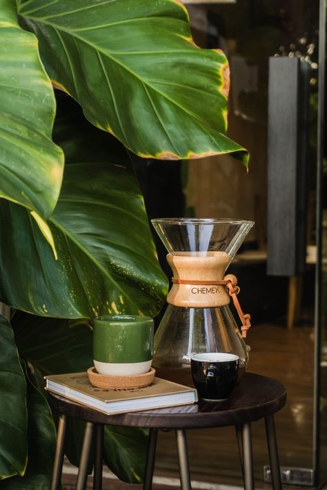 Chemex Coffee Photography, Coffee Outdoors Photography, Chemex Aesthetic, V60 Coffee Photography, Coffee Moodboard, Chemex Coffee, Coffee Shop Photography, Coffee Board, Luxury Coffee