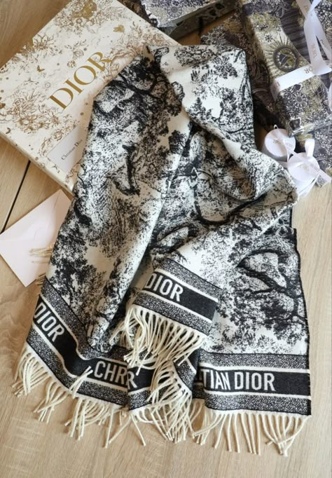 Scarf Aesthetic, Winter Wear Women, Balenciaga T Shirt, Nba Outfit, Mode Tips, Luxury Bags Collection, Fashion Design Patterns, Scarf Outfit, Casual Outfit Inspiration