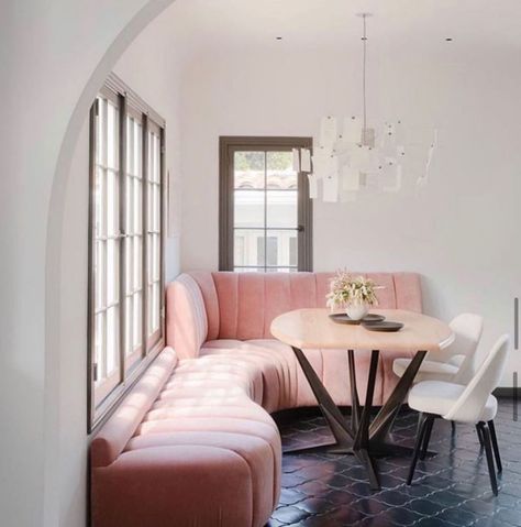 decorist on Instagram: “Pretty in pink 💗// @siolstudios” Low Banquette Seating, Coin Banquette, Modern Breakfast Nook, Minimalism Living, Banquette Design, Deco Studio, Colonial Style Homes, Banquette Seating, Couch Table