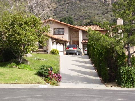 E.T. House . 7121 Lonzo St Tujunga, California, 91042. USA Tujunga California, 90s House, 90s Home, Wonder Years, Vintage Los Angeles, California Dreamin', California Homes, End Of Summer, Family Holiday