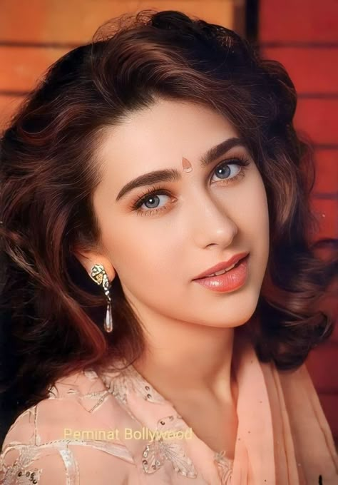 Karisma Kapoor 90s, Madhuri Dixit In 90s, Karishma Kapoor 90s, 90s Bollywood Actress, Bollywood Retro, Karishma Kapoor, 90s Bollywood Aesthetic, Bollywood Glamour, Rani Mukherjee