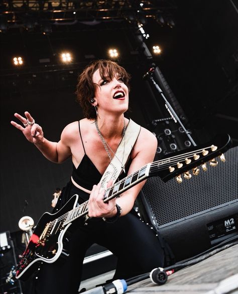 Lzzy Hale and Halestorm in Kentucky Lizzy Hale, Heavy Metal Movie, Female Rock Stars, Concert Performance, Lzzy Hale, Heavy Metal Girl, Rocker Girl, Girls F, Women Of Rock