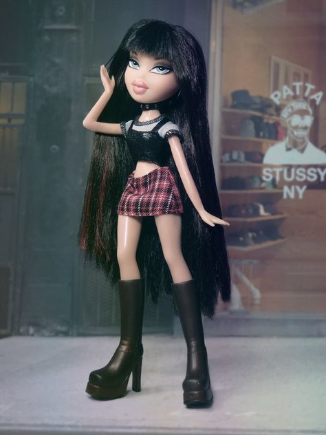 Freya Lipper Jade Bratz, Bratz Outfits, Black Hair, Jade, Skirt, Boots, Hair, Black