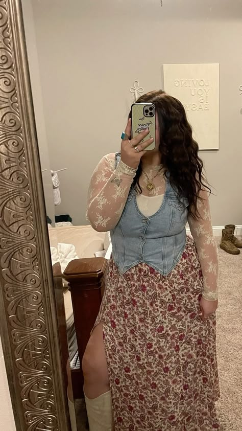 Cute Summer Layered Outfits, Concert Aesthetic Outfit Plus Size, Therapist Outfits Women Winter, Outfits With A Jean Vest, Winter Denim Vest Outfit, Curvy Spring Fashion, Fitted Denim Vest Outfit, Spring Fits Aesthetic Casual, Jean Vest And Skirt Outfit