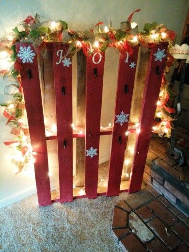 Pallet stocking holder i made, cost less than $20 for paint, string of lights, and burlap tied around the lights Christmas Stocking Holder Ideas, Stocking Holder Ideas, Diy Christmas Stocking, Christmas Clothespins, Christmas Stockings Diy, Pallet Christmas, Stocking Holder, Christmas Stocking Holders, Mini Christmas Tree